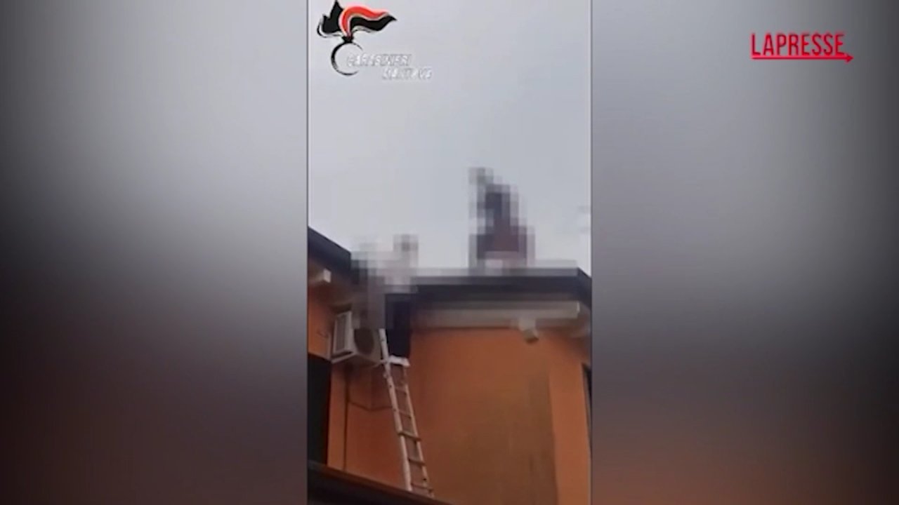 Mantova, sale sul tetto con compagna incinta e minaccia suicidio: salvati Mantova, sale sul tetto con compagna incinta e minaccia suicidio: salvati