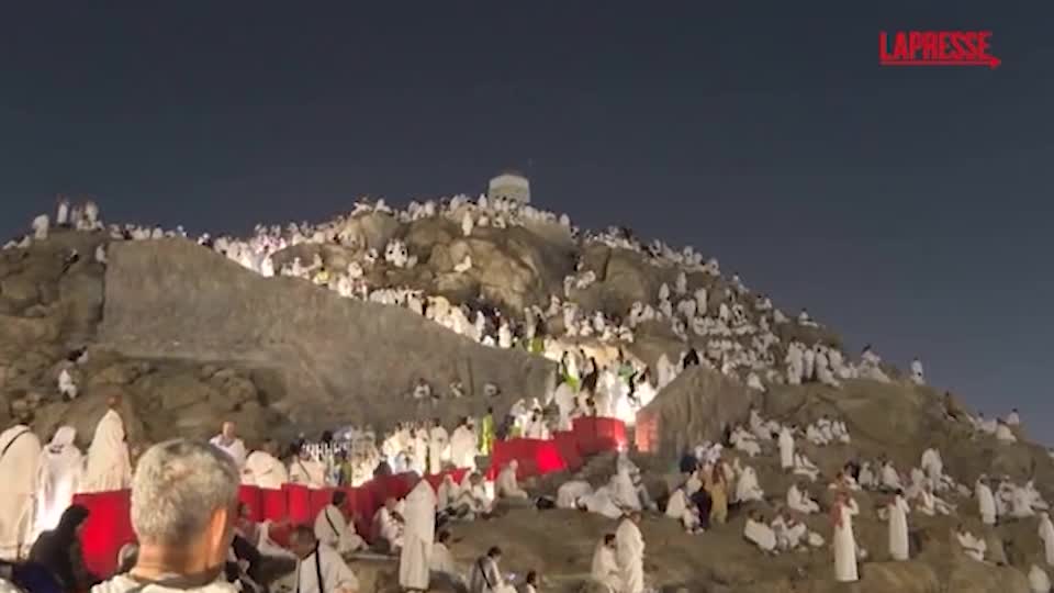 La Mecca, le immagini dei pellegrini sul Monte Arafat: è il giorno più sacro dell’anno La Mecca, le immagini dei pellegrini sul Monte Arafat: è il giorno più sacro dell’anno