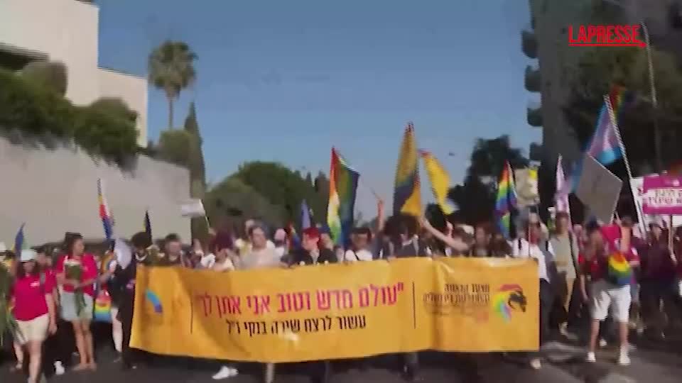 Israele, migliaia in strada a Gerusalemme per il Pride: le immagini della manifestazione Israele, migliaia in strada a Gerusalemme per il Pride: le immagini della manifestazione
