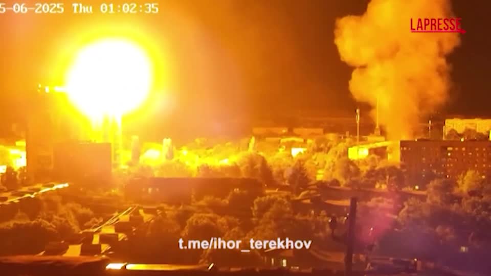 ucraina nelle telecamere a circuito chiuso l attacco dei droni russi a kharkiv le immagini