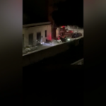 Furto con spaccata a Roma, l’auto sfonda la saracinesca: il video