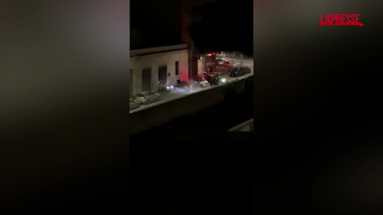 furto con spaccata a roma l auto sfonda la saracinesca il video