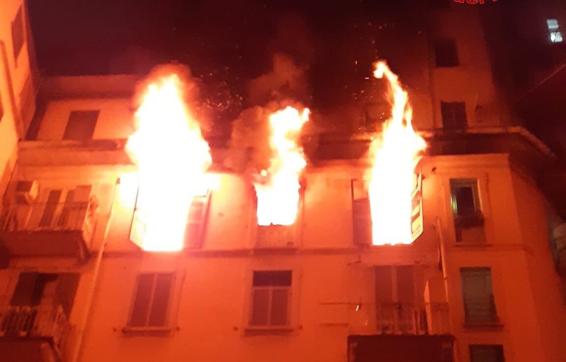 Milano, incendio in un appartamento: donna si lancia da quinto piano e muore Milano, incendio in un appartamento: donna si lancia da quinto piano e muore