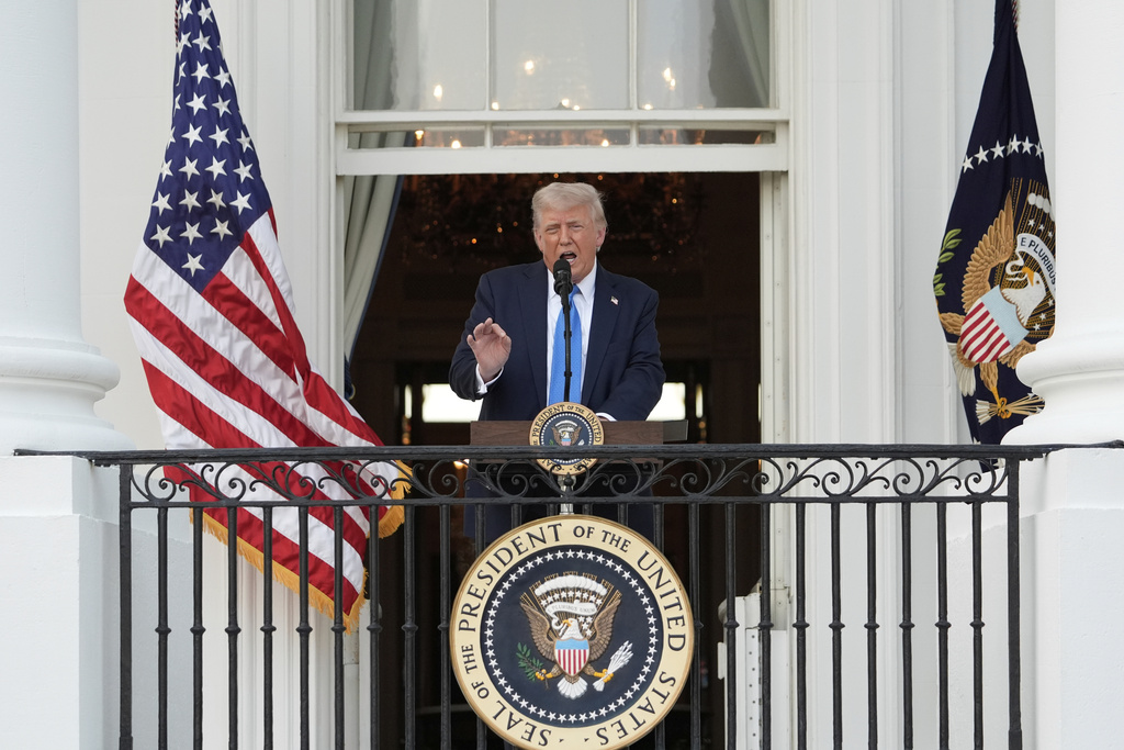 Trump impone divieto di ingresso negli Usa da 12 Paesi Trump impone divieto di ingresso negli Usa da 12 Paesi
