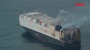 Alaska, prende fuoco nave con 3mila auto a bordo