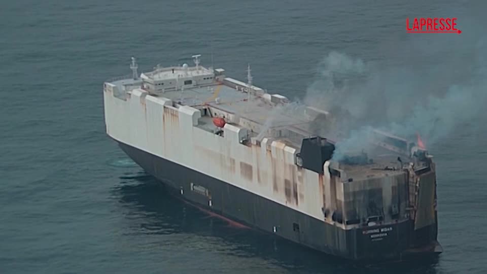 Alaska, prende fuoco nave con 3mila auto a bordo Alaska, prende fuoco nave con 3mila auto a bordo