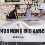 Presidio pro-Israele contro Calenda al Teatro Parenti Milano