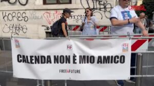 Presidio pro-Israele contro Calenda al Teatro Parenti Milano