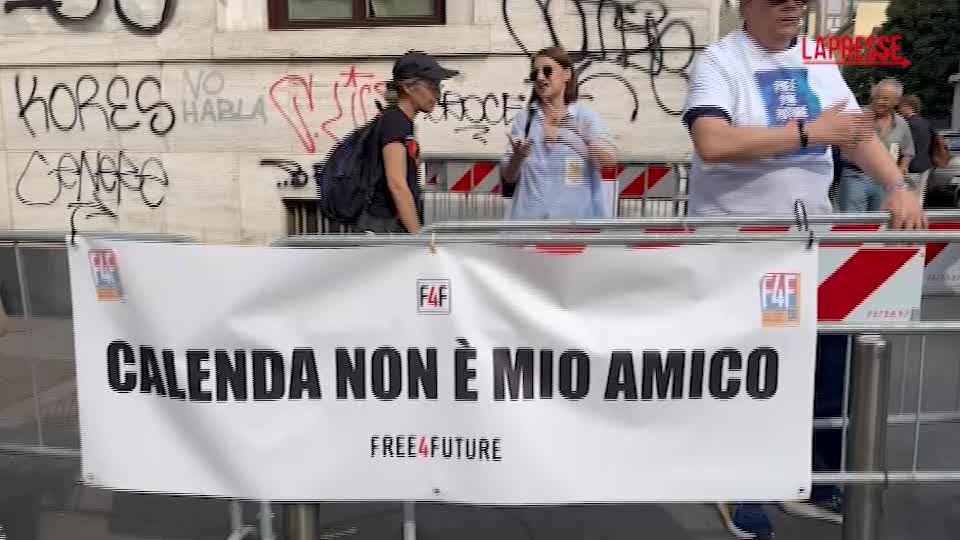 Presidio pro Israele contro Calenda al Teatro Parenti Milano Presidio pro Israele contro Calenda al Teatro Parenti Milano