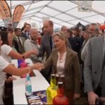 Royal Cornwall Show, il principe William sorseggia gin con la Duchessa di Edimburgo