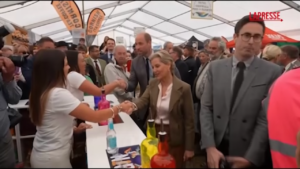 Royal Cornwall Show, il principe William sorseggia gin con la Duchessa di Edimburgo