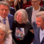 Milano, stretta di mano tra Renzi e Calenda dopo la manifestazione