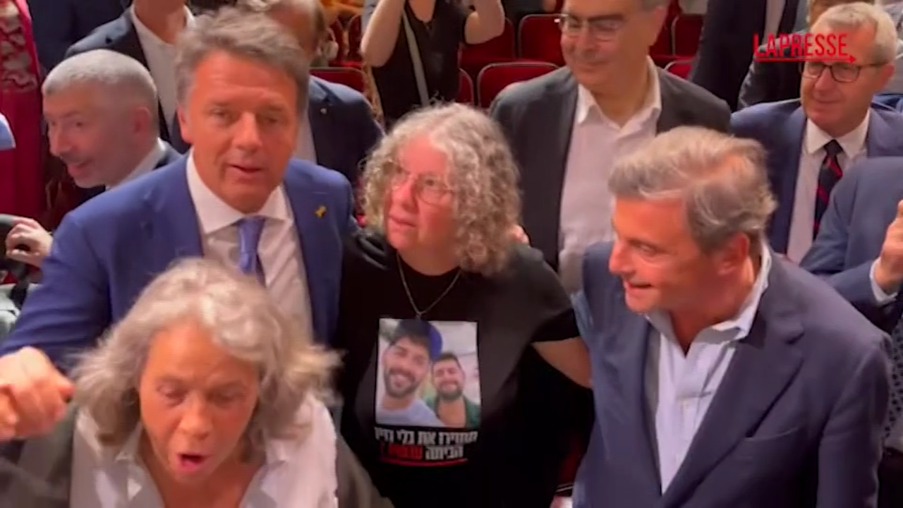 Milano, stretta di mano tra Renzi e Calenda dopo la manifestazione Milano, stretta di mano tra Renzi e Calenda dopo la manifestazione