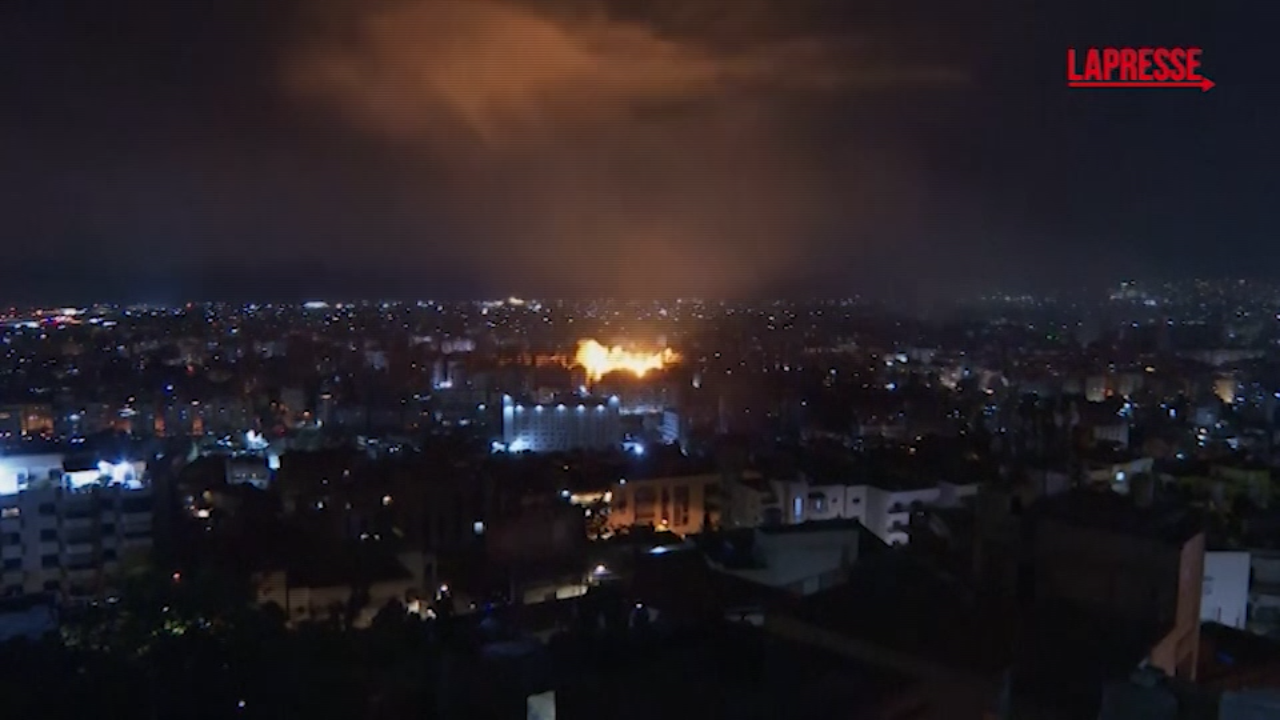 Libano, attacco di Israele su Beirut: le immagini dei bombardamenti Libano, attacco di Israele su Beirut: le immagini dei bombardamenti