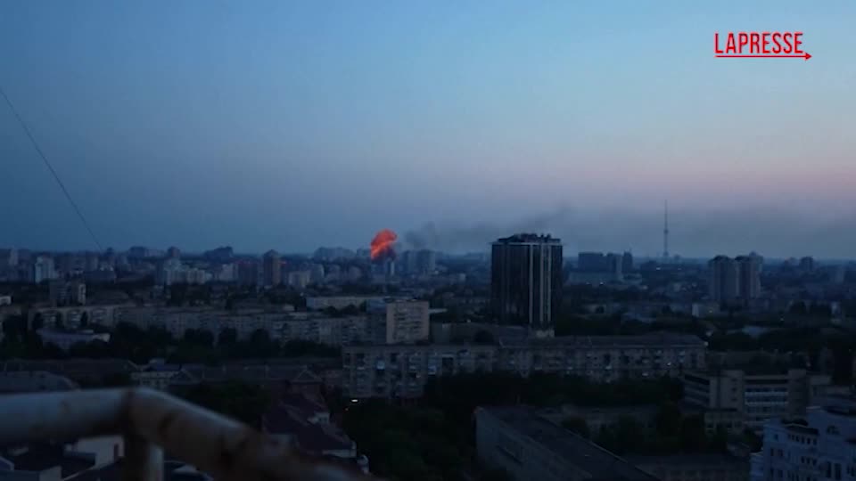 ucraina missili e droni russi sui civili a kiev le immagini delle macerie