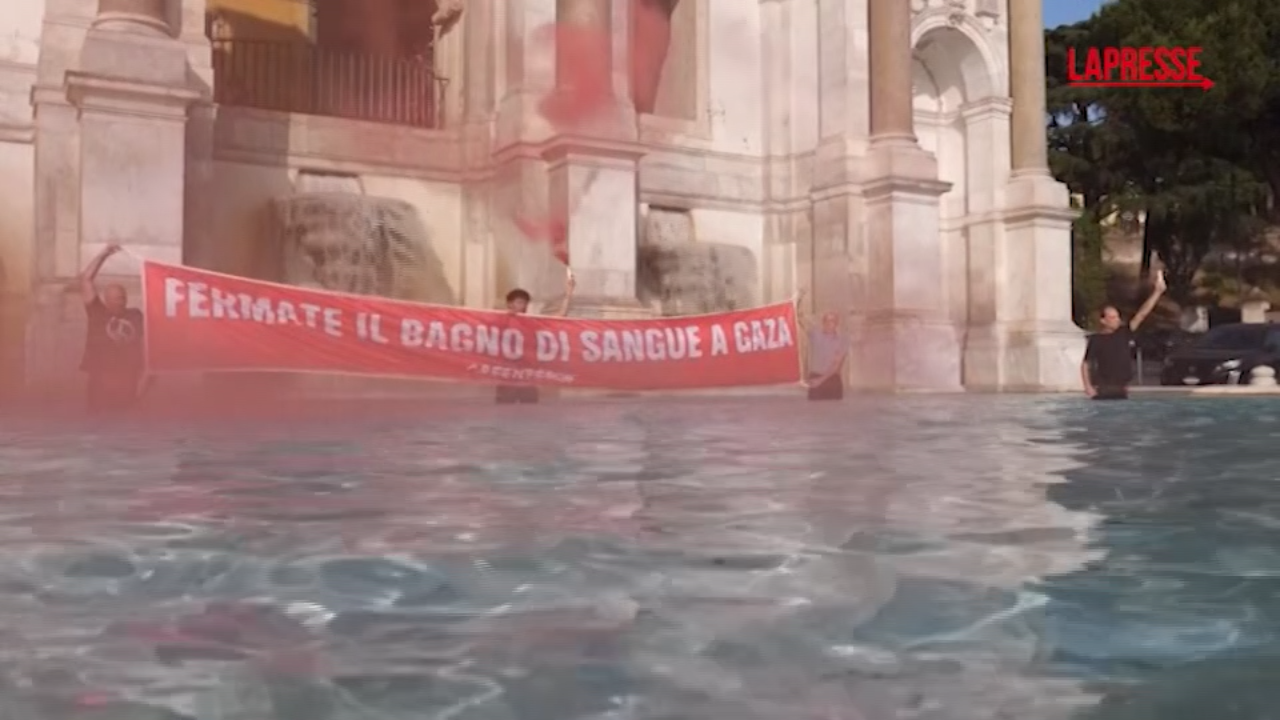 Roma, attivisti Greenpeace nel fontanone dell’Acqua Paola: “Stop al genocidio a Gaza” Roma, attivisti Greenpeace nel fontanone dell’Acqua Paola: “Stop al genocidio a Gaza”