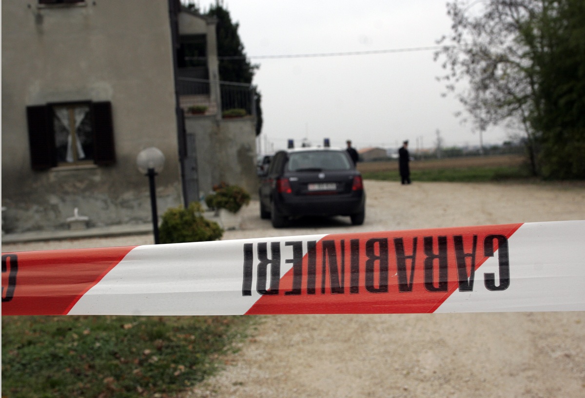 Jesi, si barrica in agenzia immobiliare e ferisce carabiniere con coltello Jesi, si barrica in agenzia immobiliare e ferisce carabiniere con coltello
