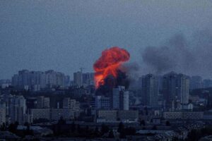 Esplosioni a Kiev in Ucraina dopo l'attacco russo con droni tra il 5 e il 6 giugno in cui sono morte almeno 4 persone