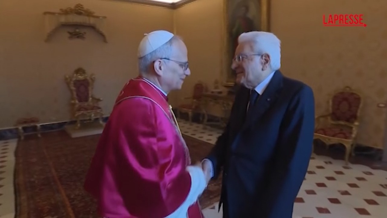Papa Leone XIV incontra Mattarella: stretta di mano e sorrisi Papa Leone XIV incontra Mattarella: stretta di mano e sorrisi
