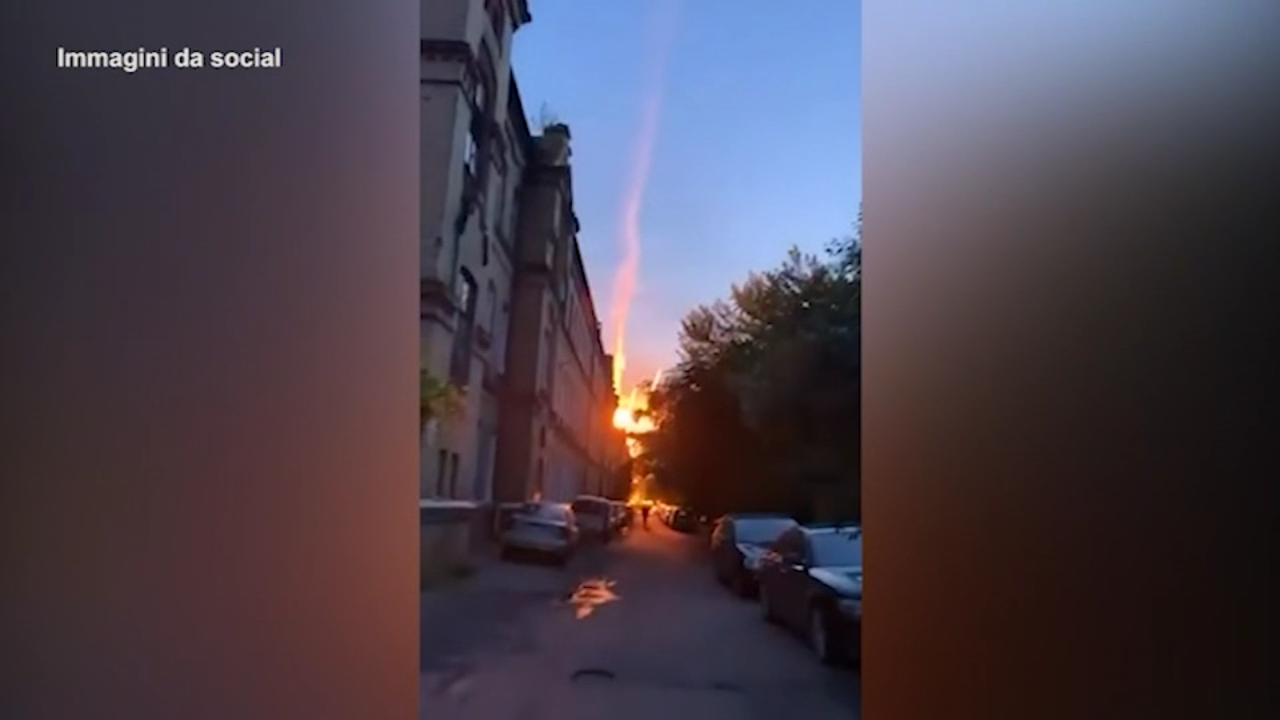 Ucraina, l’attacco dei russi su Lutsk ripreso dai residenti: il video Ucraina, l’attacco dei russi su Lutsk ripreso dai residenti: il video