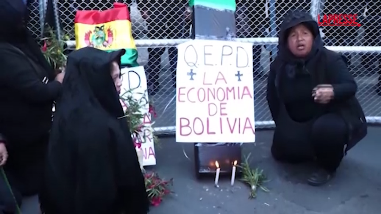Bolivia, il governo accusa Evo Morales di terrorismo: scontri tra polizia e sostenitori Bolivia, il governo accusa Evo Morales di terrorismo: scontri tra polizia e sostenitori