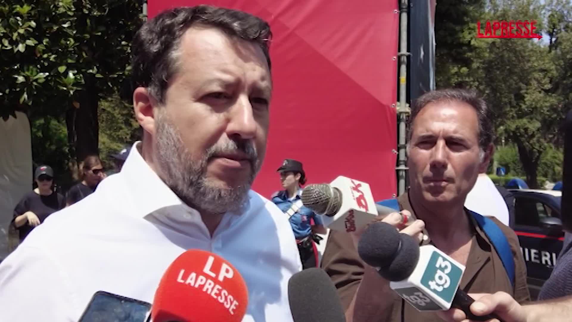 Salvini: “Critiche Leoni a Vannacci? Sottoscrivo il commento di suo papà” Salvini: “Critiche Leoni a Vannacci? Sottoscrivo il commento di suo papà”