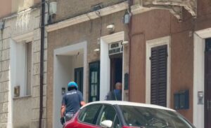 Polizia nella sede di un'agenzia immobiliare a Jesi nella quale un uomo si è barricato ferendo un carabiniere con un coltello