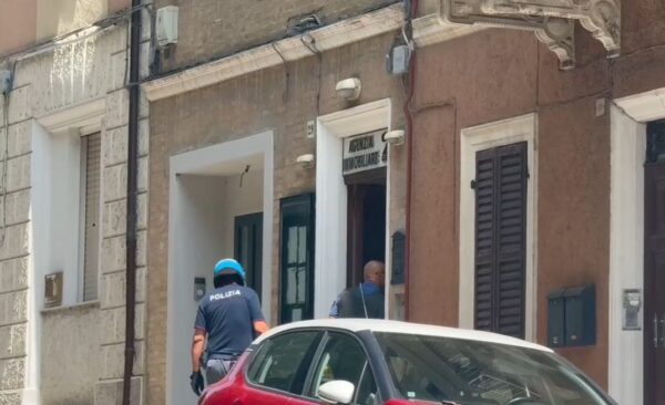 Polizia nella sede di un'agenzia immobiliare a Jesi nella quale un uomo si è barricato ferendo un carabiniere con un coltello