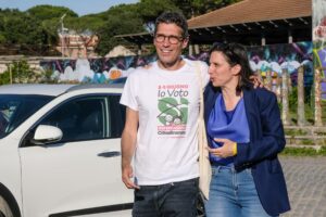 Elly Schlein (Pd) e Riccardo Magi (+Europa) a una manifestazione per il referendum sulla cittadinanza dell'8-9 giugno