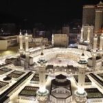 Migliaia di pellegrini circondano la Kaaba alla Mecca per l’Hajj: le riprese dal drone