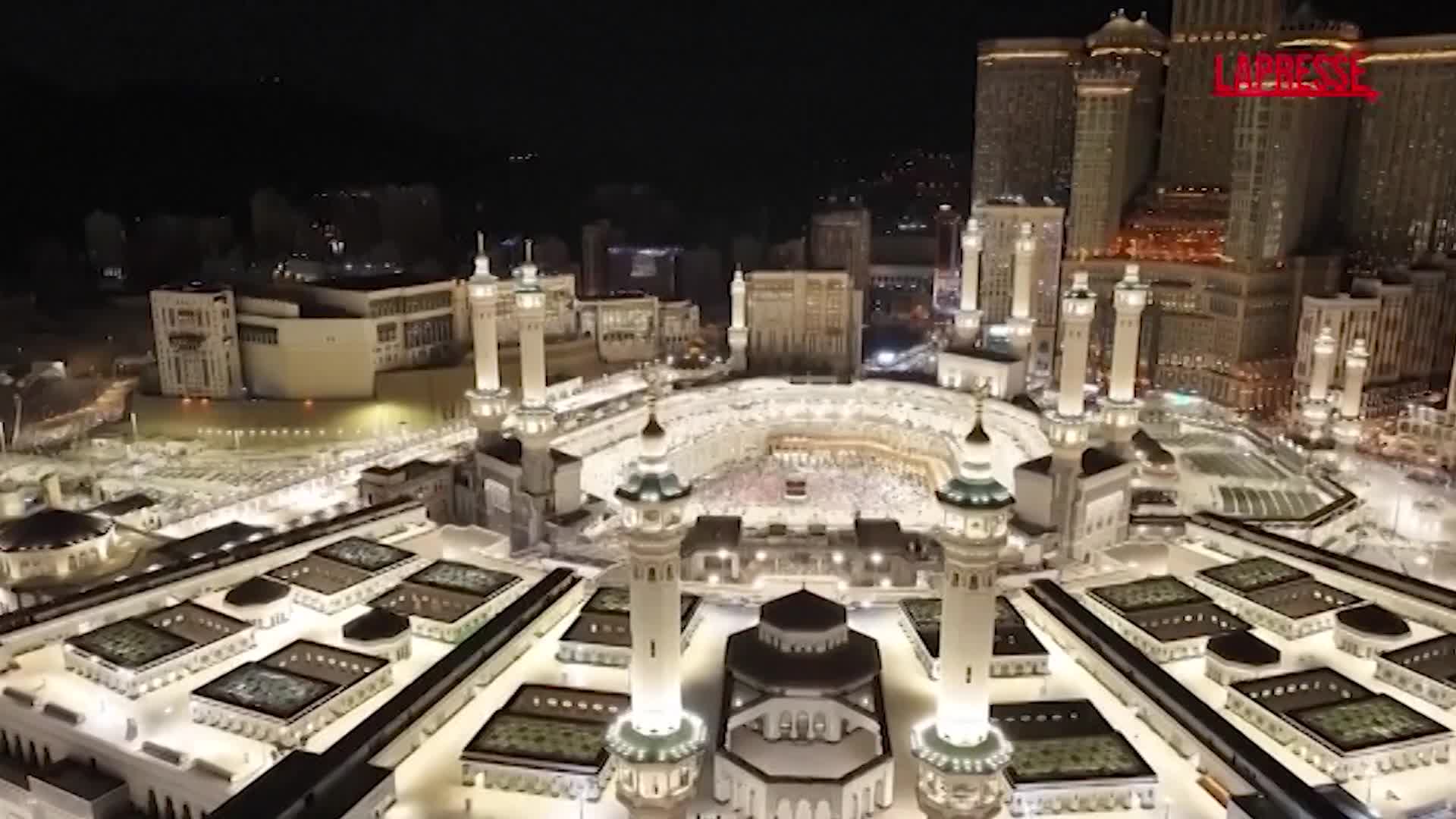 Migliaia di pellegrini circondano la Kaaba alla Mecca per l’Hajj: le riprese dal drone Migliaia di pellegrini circondano la Kaaba alla Mecca per l’Hajj: le riprese dal drone