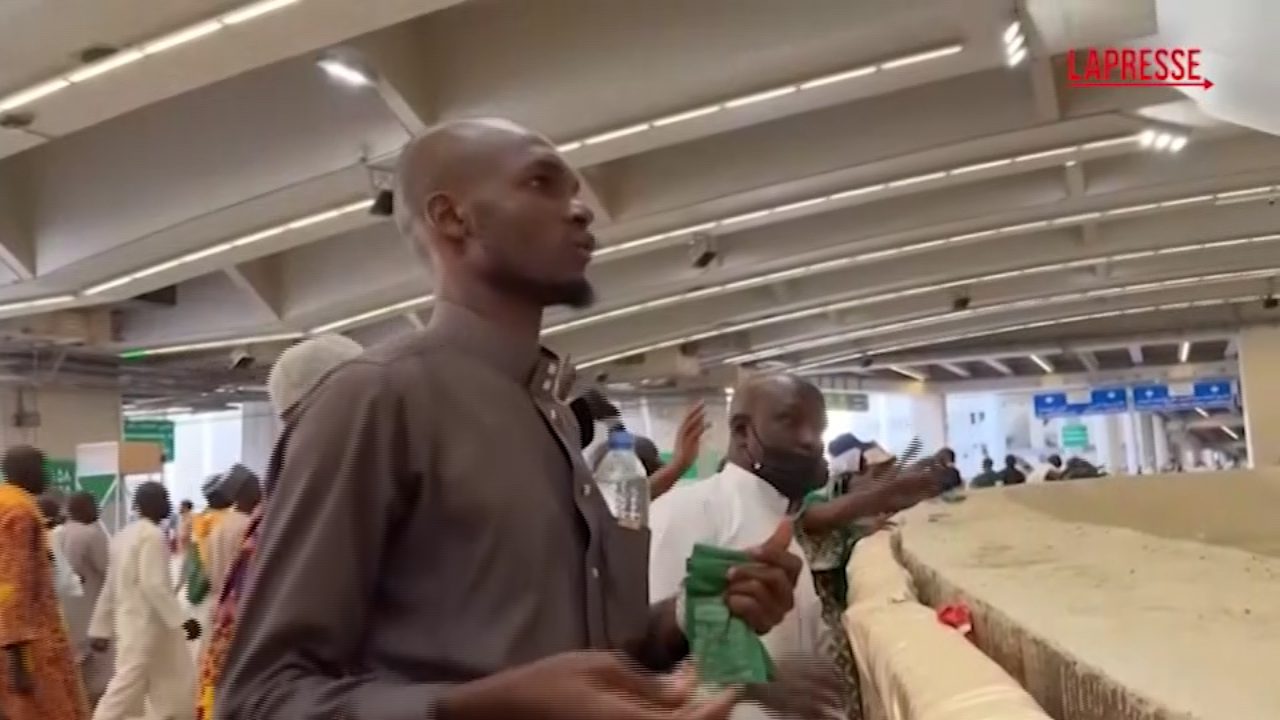 Arabia Saudita, la simbolica ‘lapidazione del diavolo’ dei pellegrini a Mina Arabia Saudita, la simbolica ‘lapidazione del diavolo’ dei pellegrini a Mina