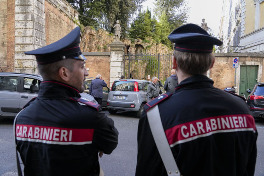 Roma, trovato neonato senza vita tra le siepi di Villa Pamphilj Roma, trovato neonato senza vita tra le siepi di Villa Pamphilj