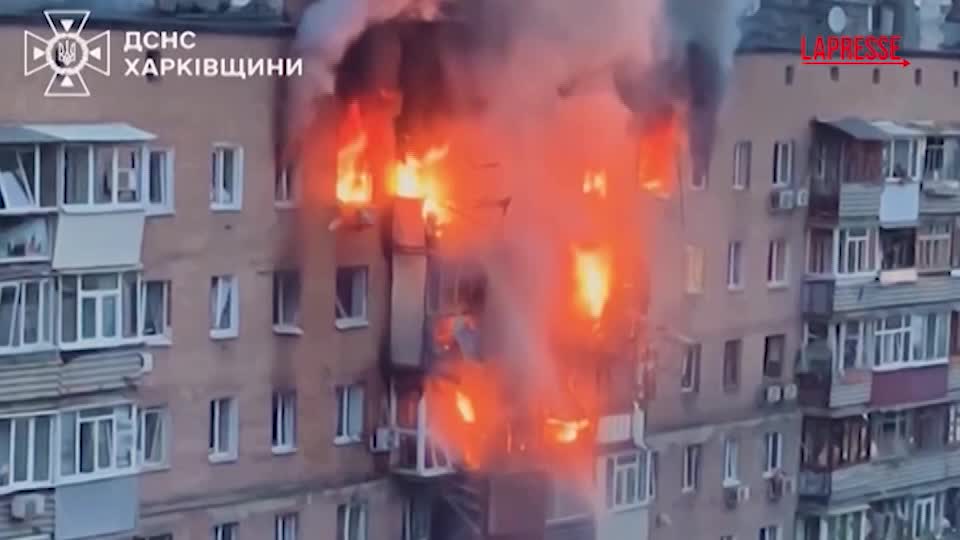Ucraina, attacco russo a Kharkiv: le immagini dei soccorsi Ucraina, attacco russo a Kharkiv: le immagini dei soccorsi