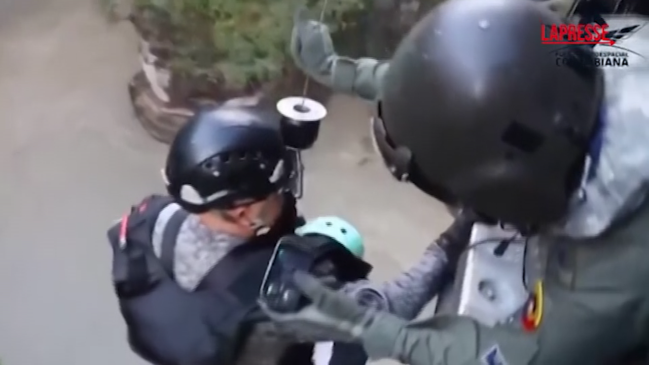 Colombia, zattere e kayak sorpresi da inondazione sul fiume Guejar: i soccorsi in elicottero