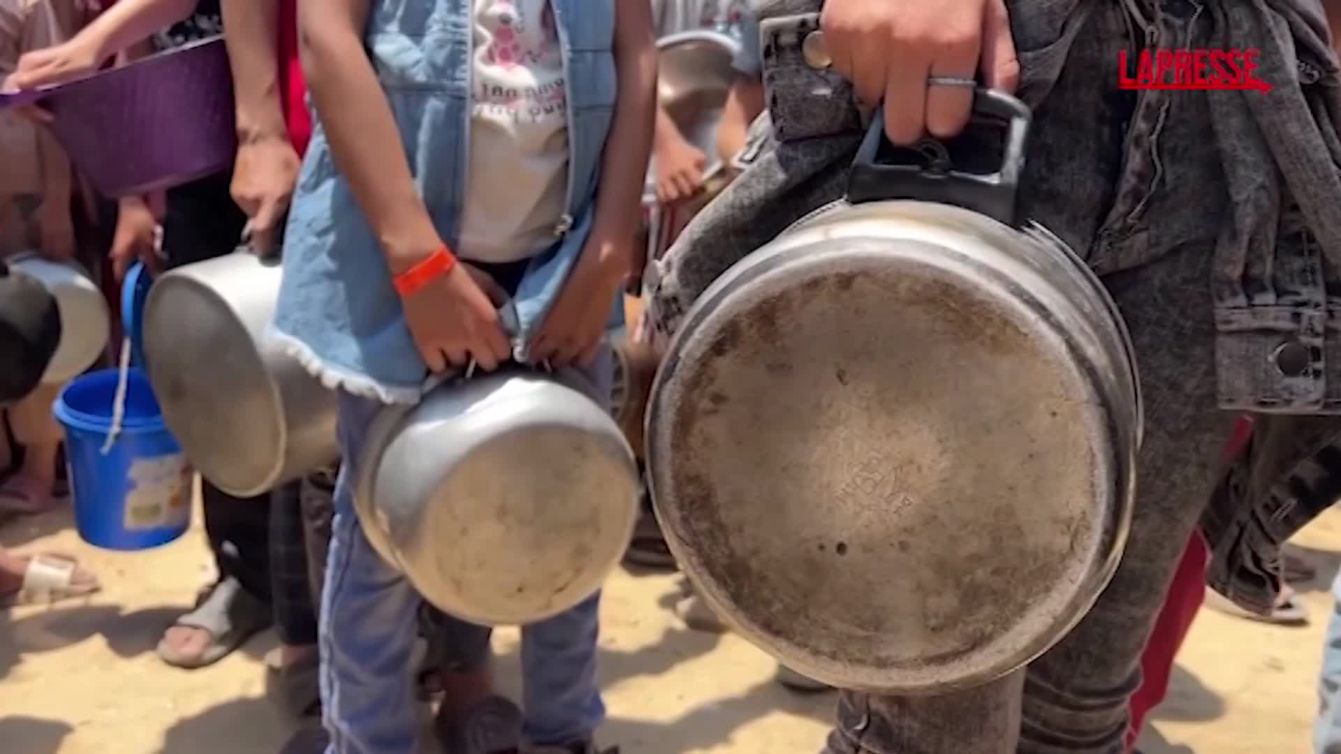 Gaza, in coda per ore per ricevere il cibo distribuito nel secondo giorno dell’Eid al Adha Gaza, in coda per ore per ricevere il cibo distribuito nel secondo giorno dell’Eid al Adha