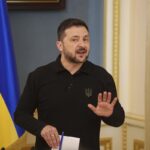 Ucraina, Zelensky: “Io e Putin non siamo bambini in parco, lui li uccide”