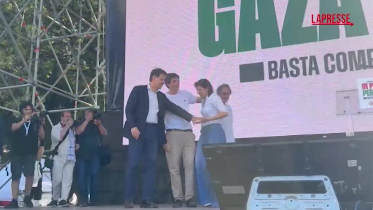 Manifestazione per Gaza a Roma, abbraccio dei leader sul palco: dalla folla gridano “Unità”