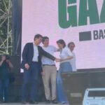 Manifestazione per Gaza a Roma, abbraccio dei leader sul palco: dalla folla gridano “Unità”