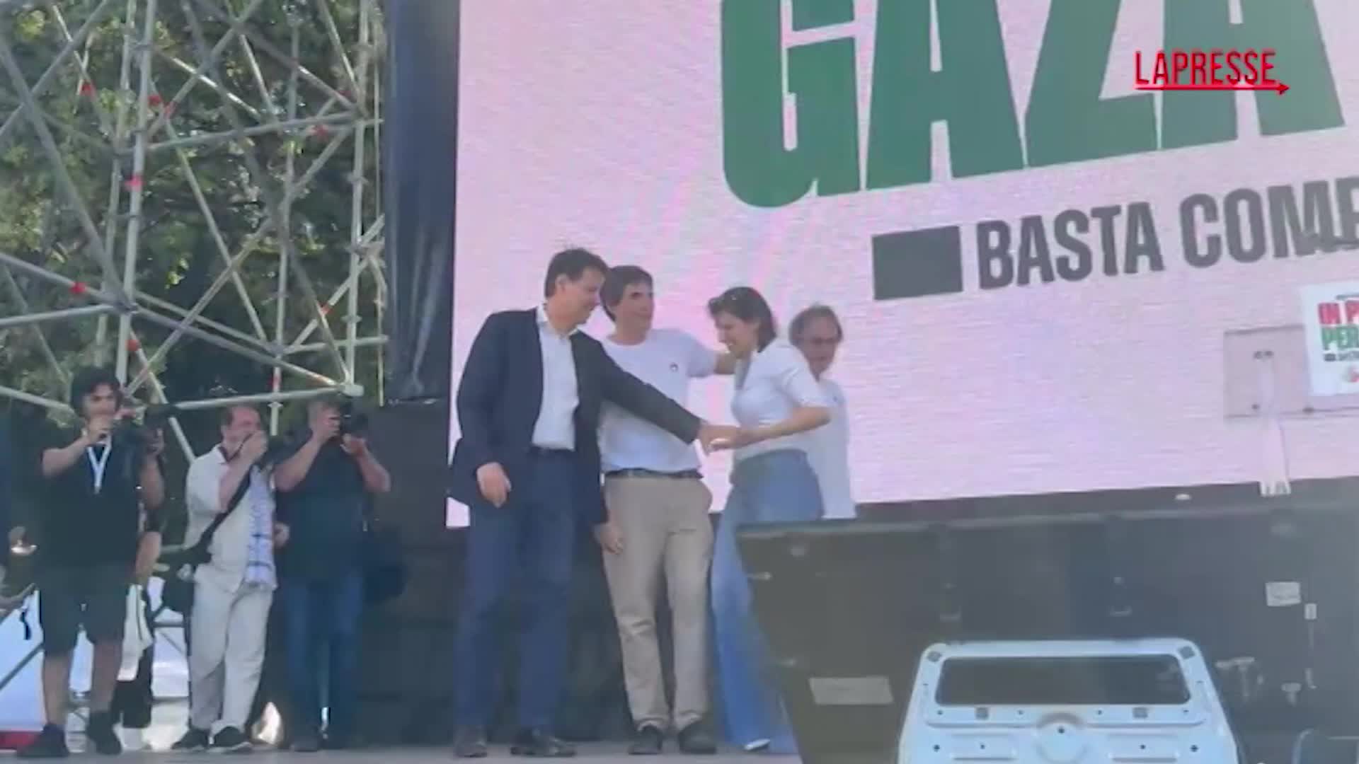Manifestazione per Gaza a Roma, abbraccio dei leader sul palco: dalla folla gridano “Unità” Manifestazione per Gaza a Roma, abbraccio dei leader sul palco: dalla folla gridano “Unità”