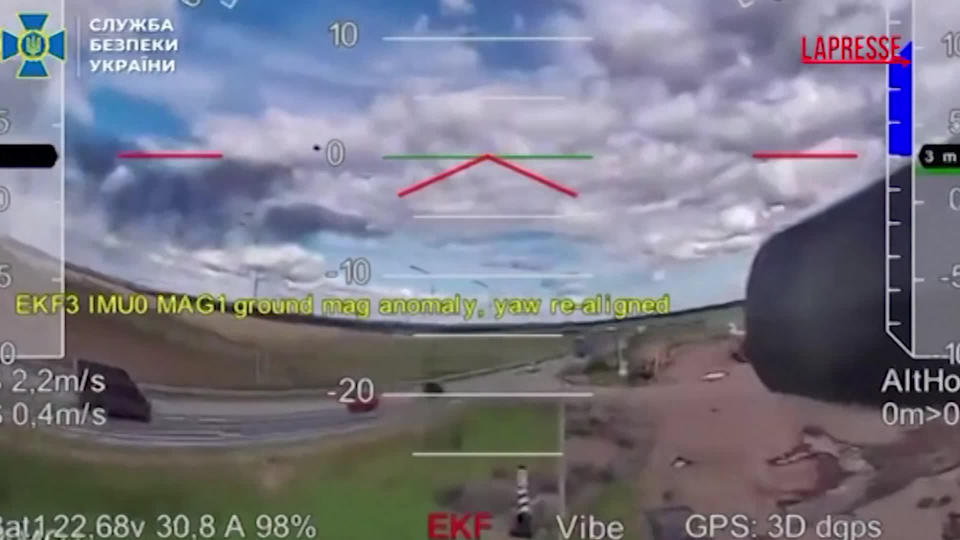Russia Ucraina, il video che mostra l’attacco di Kiev alla base aerea russa: “Distrutto un terzo dei bombardieri” Russia Ucraina, il video che mostra l’attacco di Kiev alla base aerea russa: “Distrutto un terzo dei bombardieri”