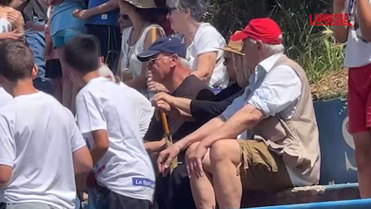 ranieri a sorpresa in un campo di periferia a roma