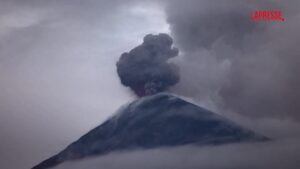 Guatemala, erutta il Vulcano di Fuoco: evacuati i residenti