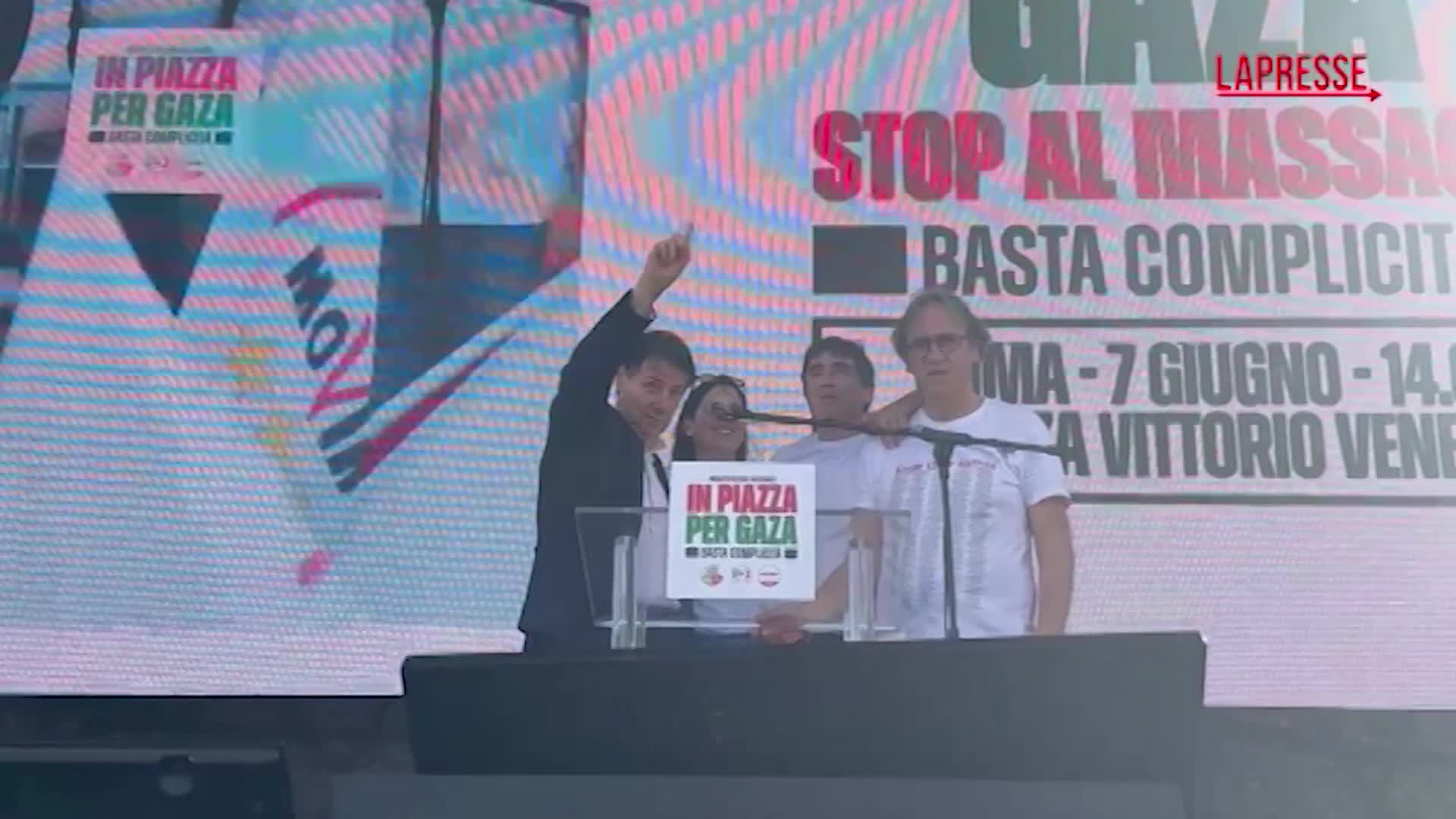 Manifestazione a Roma per Gaza, l’appello dei leader dal palco a votare per i referendum