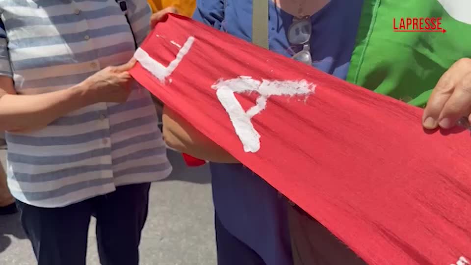 Roma, parte il corteo per Gaza: migliaia in piazza con bandiere e striscioni Roma, parte il corteo per Gaza: migliaia in piazza con bandiere e striscioni