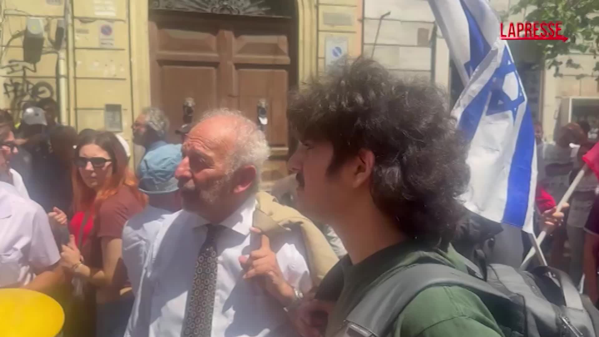 Roma, c’è anche Klaus Davi con la bandiera di Israele e della Pace Roma, c’è anche Klaus Davi con la bandiera di Israele e della Pace