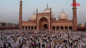 Dall’India al Pakistan a Kabul, la festa musulmana del Eid al-Adha: migliaia in preghiera