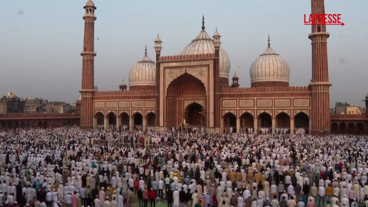 Dall’India al Pakistan a Kabul, la festa musulmana del Eid al Adha: migliaia in preghiera Dall’India al Pakistan a Kabul, la festa musulmana del Eid al Adha: migliaia in preghiera