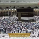 Caldo inteso a La Mecca, migliaia di fedeli girano intorno alla Kaaba con gli ombrelli per l’Hajj