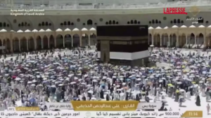 Caldo inteso a La Mecca, migliaia di fedeli girano intorno alla Kaaba con gli ombrelli per l’Hajj
